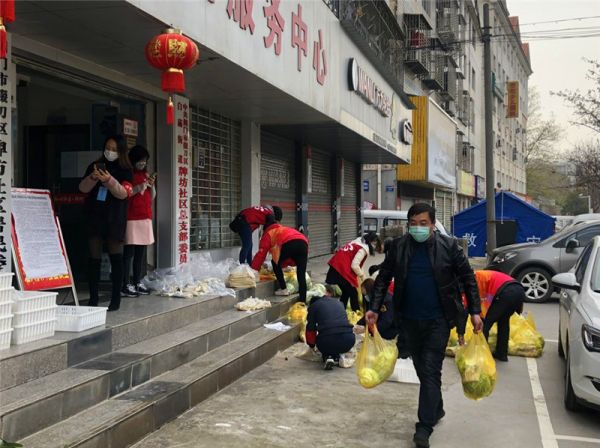 同时,还专门联系了几家农产品公司每天配送生活物资到平安巷居民点,组