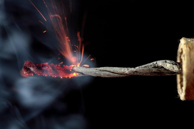 火药里的硫磺燃烧之后是极好的消毒物