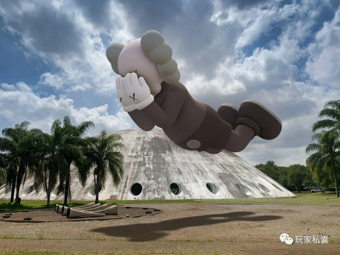 kaws:holiday新玩法,雕塑悬浮在世界地标,玩家君带你现场观展
