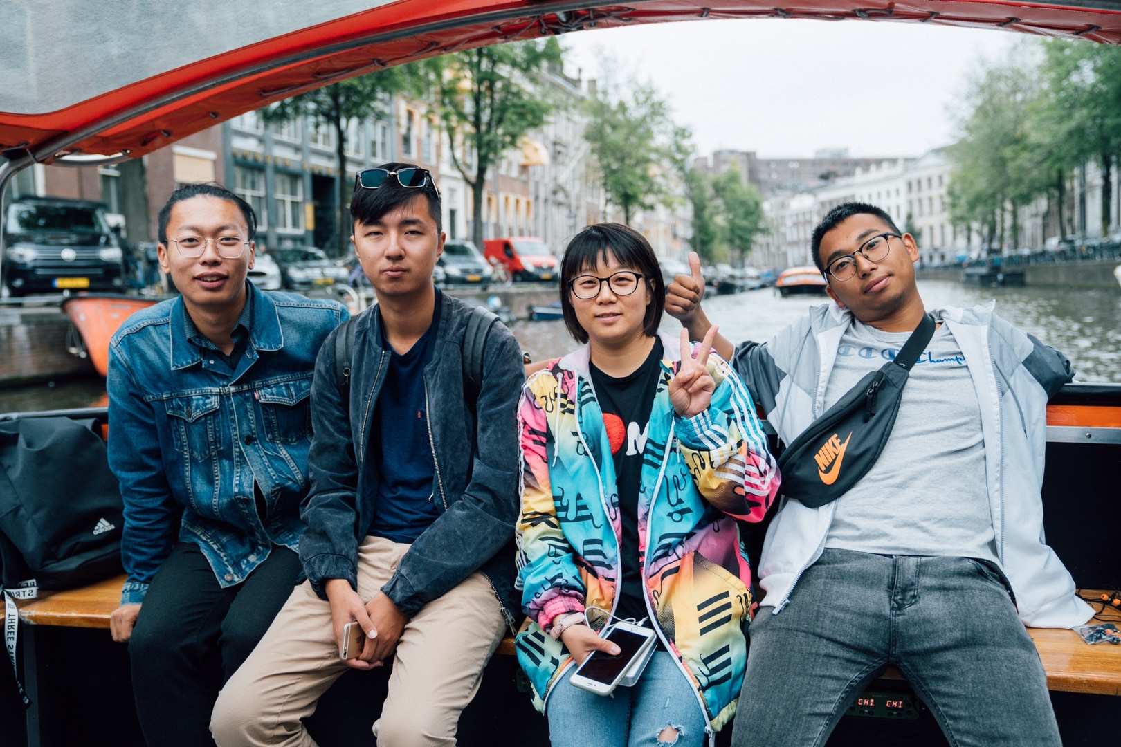 在米兰创业的杉子(左二) 杉子 图