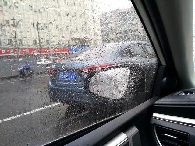 下雨天让汽车后视镜变清晰的原因竟然是