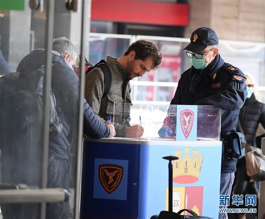 ▲3月9日，在意大利罗马泰尔米尼火车站，警察询问旅客出行信息。（新华社发 阿尔贝托·林格利亚 摄）