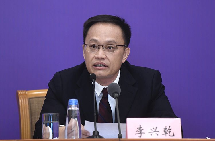 商务部外贸司司长李兴乾回答记者提问.记者在新闻发布会现场拍摄.