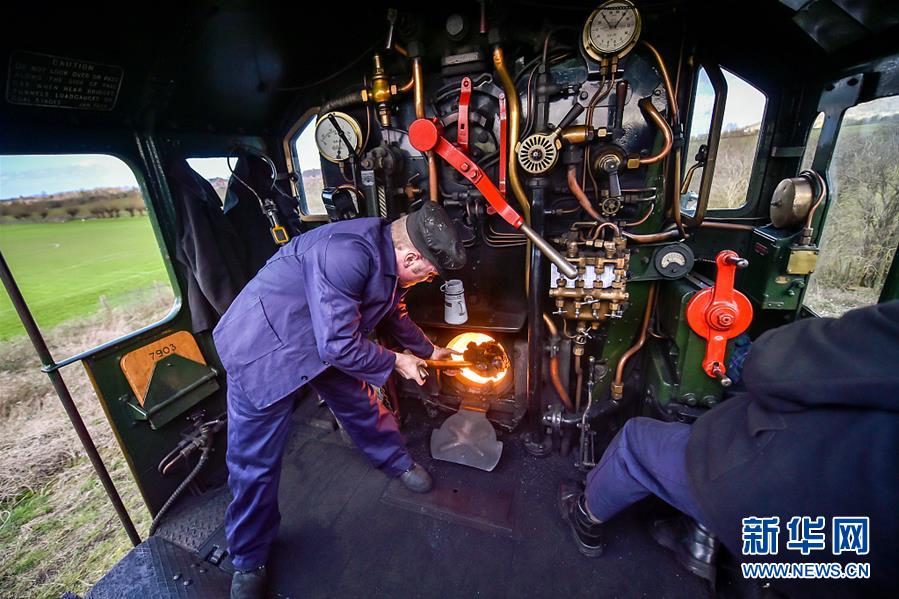 英国古老蒸汽机车老当益壮两地间往来运送旅客