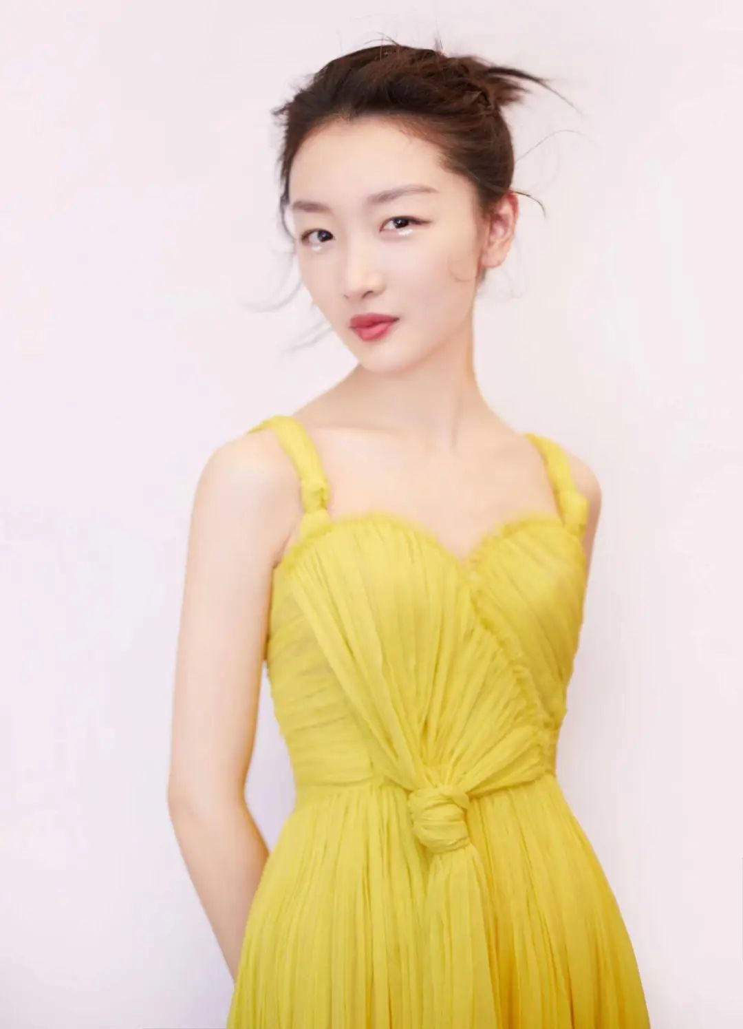 周冬雨终于放开了,穿仙女裙露诱人"蝴蝶骨",点缀卧蚕妆更迷人