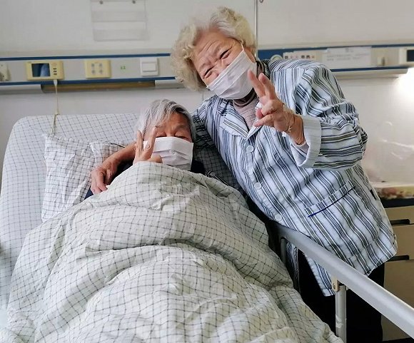 金婚老夫妻害怕到想放弃治疗今天一起出院回家医护人员看到了爱情美好