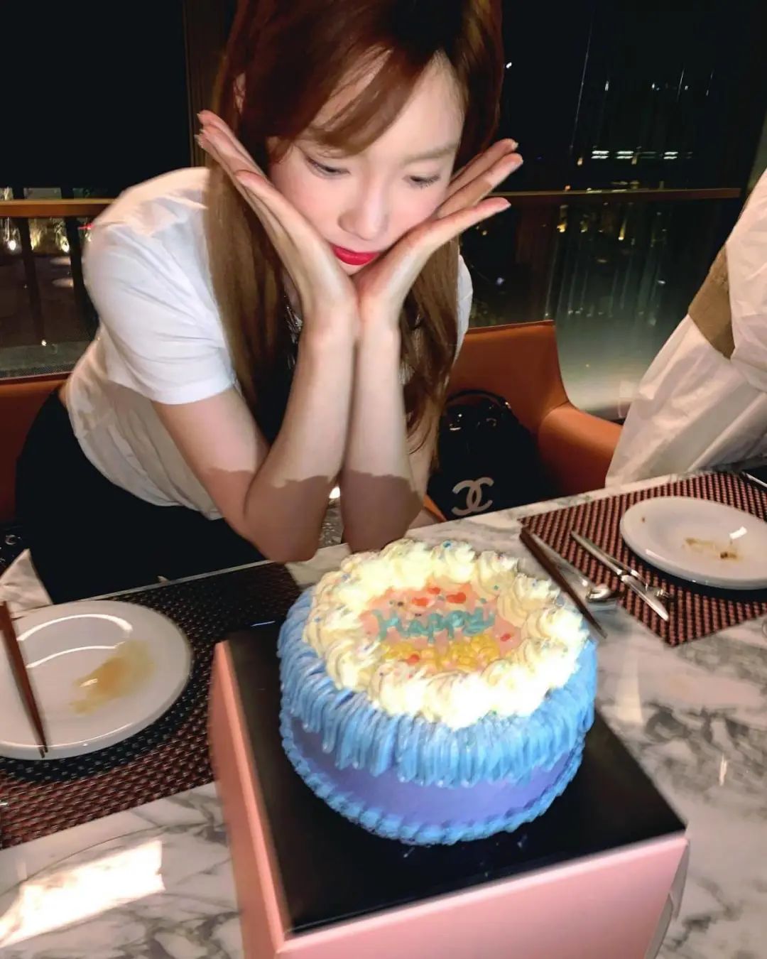 金泰妍过31岁生日,简约白t黑裤难掩曼妙身材,冻龄肌肤堪比00后