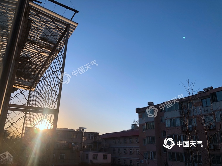 北京今晨阳光和煦,天气晴朗。