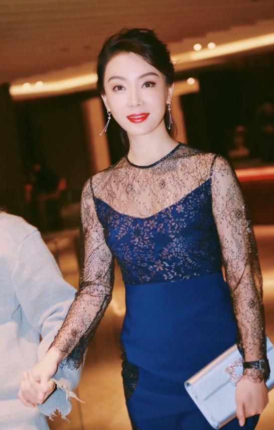 陈数果然是不老女神,身穿蓝色吊带连衣裙性感大气,身材凹凸有致