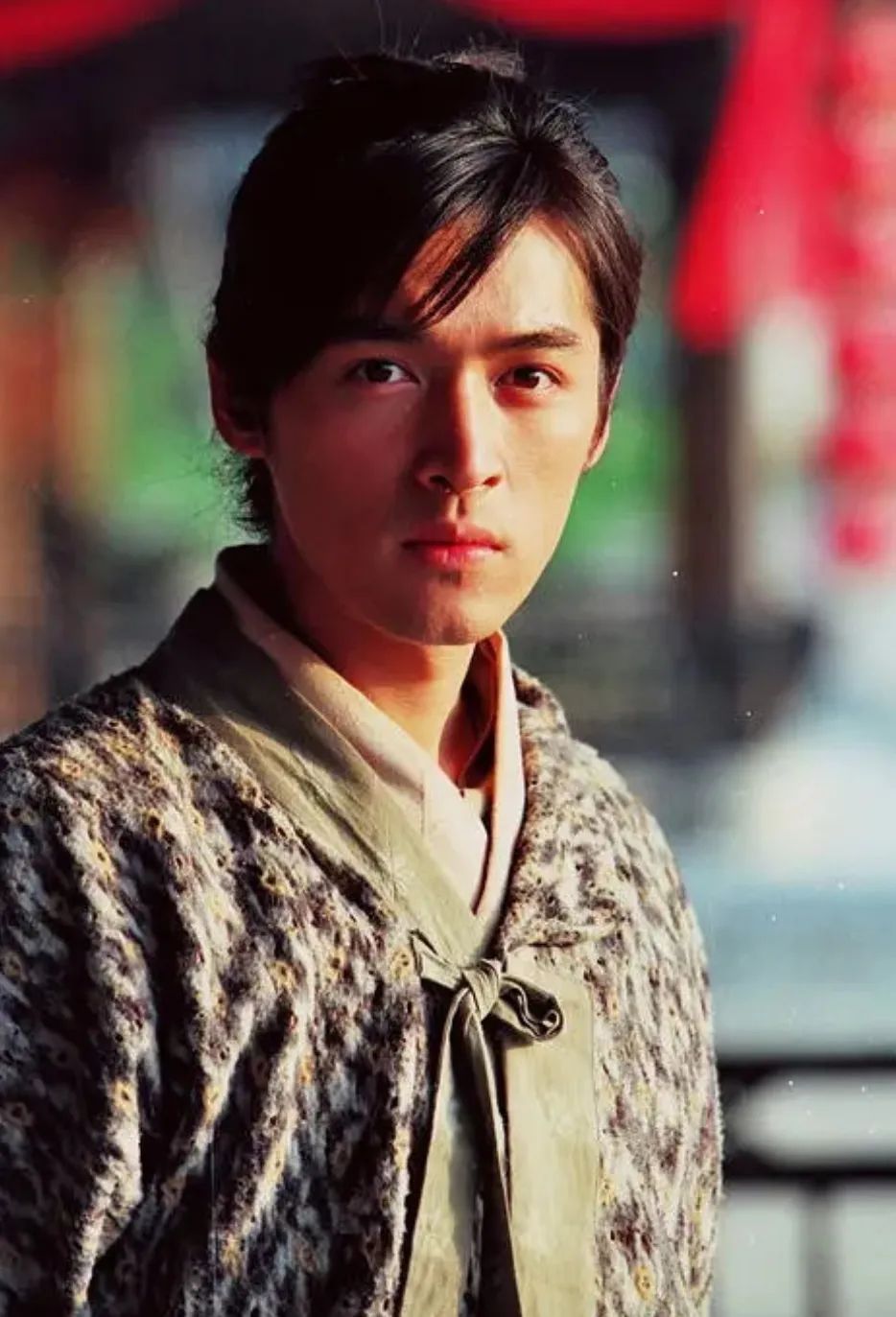 85花背后有两家公司;大杨手下男星出轨;青你2评分不及格;胡歌旧照曝光