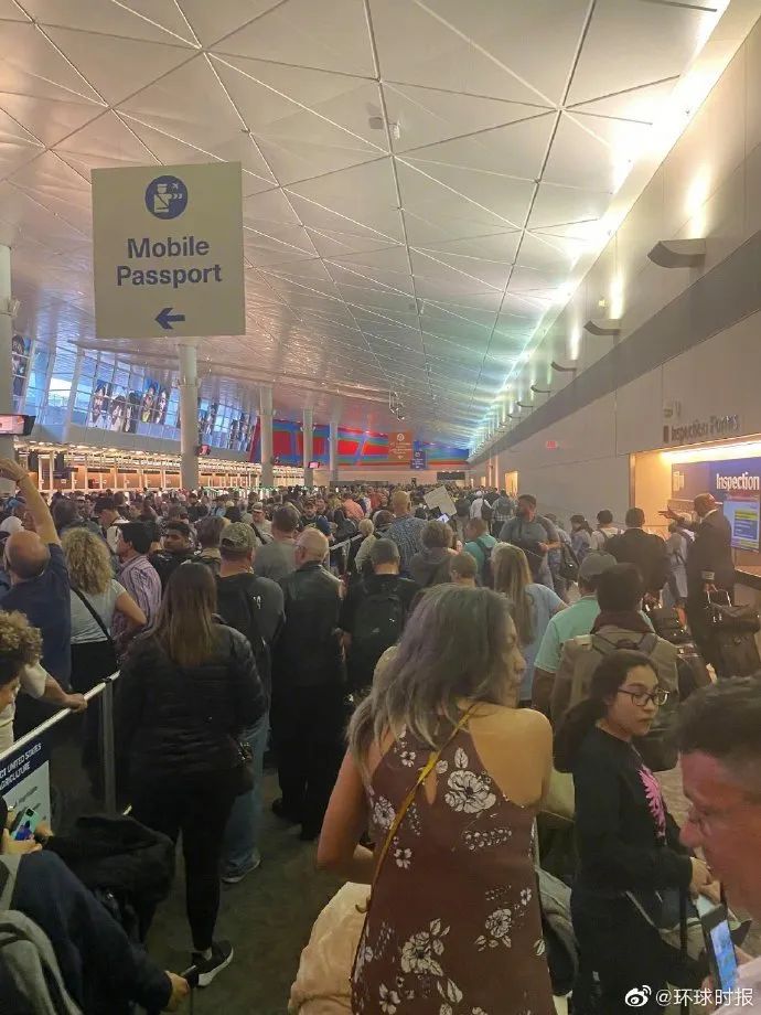 令人担忧的一幕：美国机场挤满欧洲返美乘客