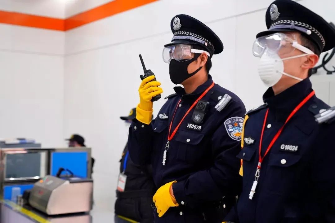 遇到了正在执勤的王浩然,因工作需要,上岗时必须佩戴口罩,护目镜,手套