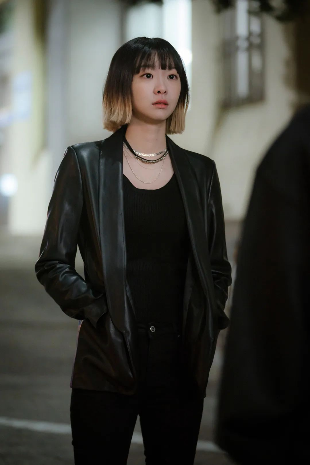 为什么最近很多人都穿着"精神"皮衣刷出入证?