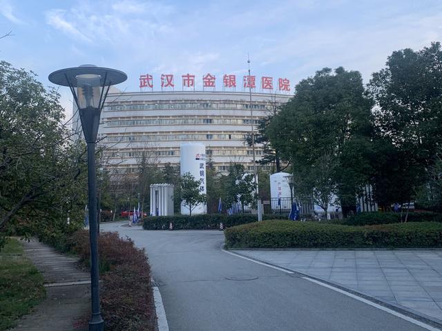 拿到医院工作证上海医疗队继续坚守金银潭