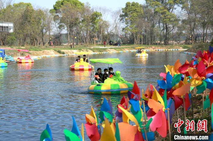 3月15日,江西省吉安市吉水县墨坛桃花岛景区,春光明媚,孩子们在碰碰船