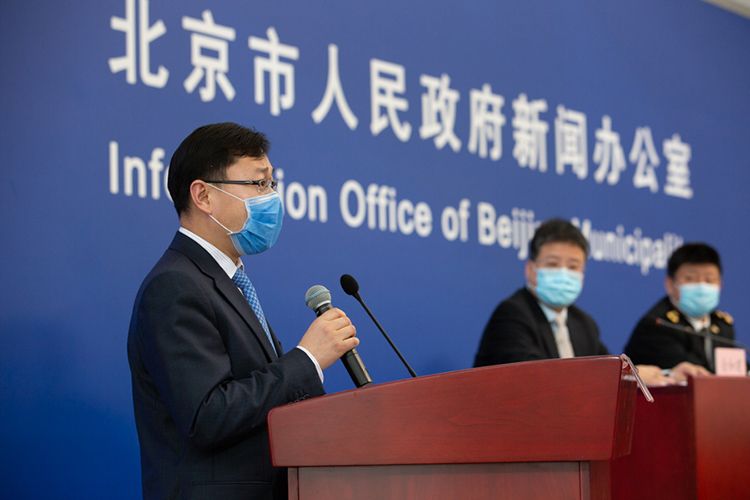 北京地坛医院副院长吴国安介绍近期收治境外输入病例情况.