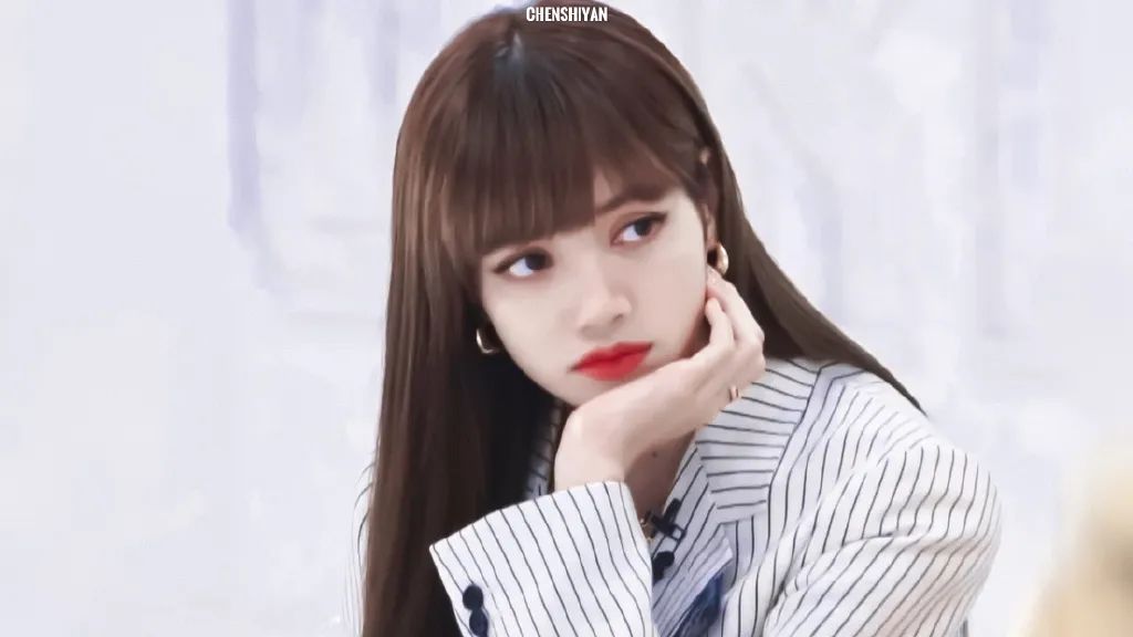 青春有你》第二季正在热播,虽然一众小姐姐们都长得真好看,但是有lisa