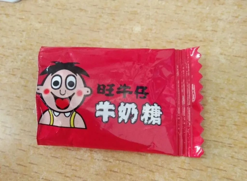 不瞒你说,我妈的拖鞋是lv的,我爸的拖鞋是iphone的.