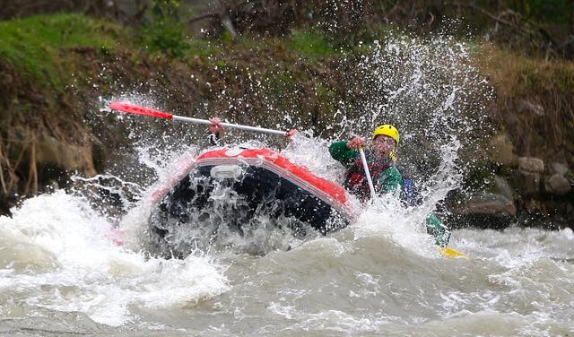 土耳其自然爱好者上演"激流勇进" 场面惊险刺激