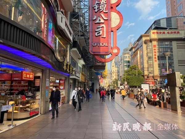 新店开张了，拎着购物袋的人多了，阿拉闹猛的上海回来了