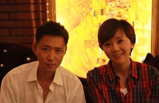 高鑫人到中年依旧帅气和老婆穿别样情侣装撒狗粮也充满正能量