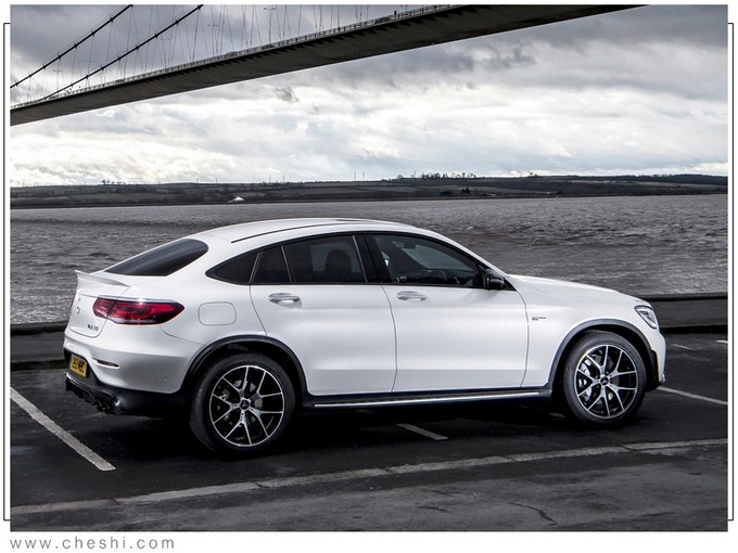 奔驰新款glc性能版30t四驱溜背外观尾部四出排气更吸睛