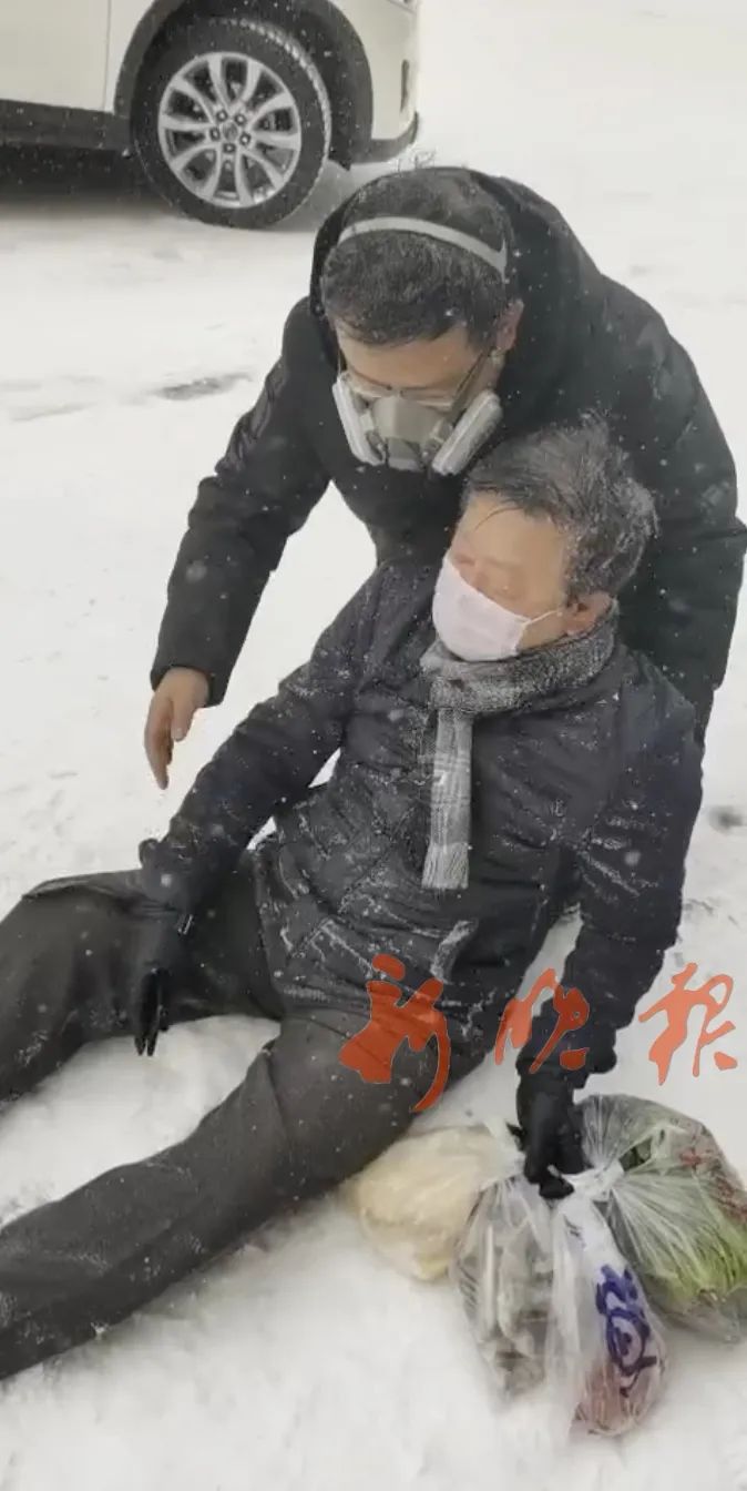 大雪天老人摔倒在冰城街头,接下来的一幕,太暖心!