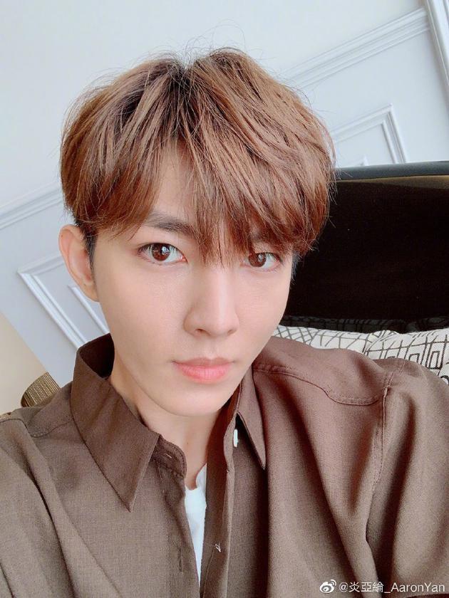 炎亚纶对镜放电分享自拍 留栗子色发型少年感十足