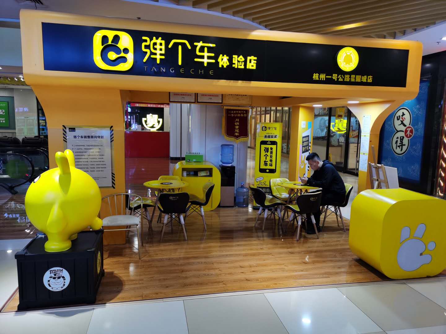 弹个车90后"直播小王子" 6个月卖出39辆车__财经头条