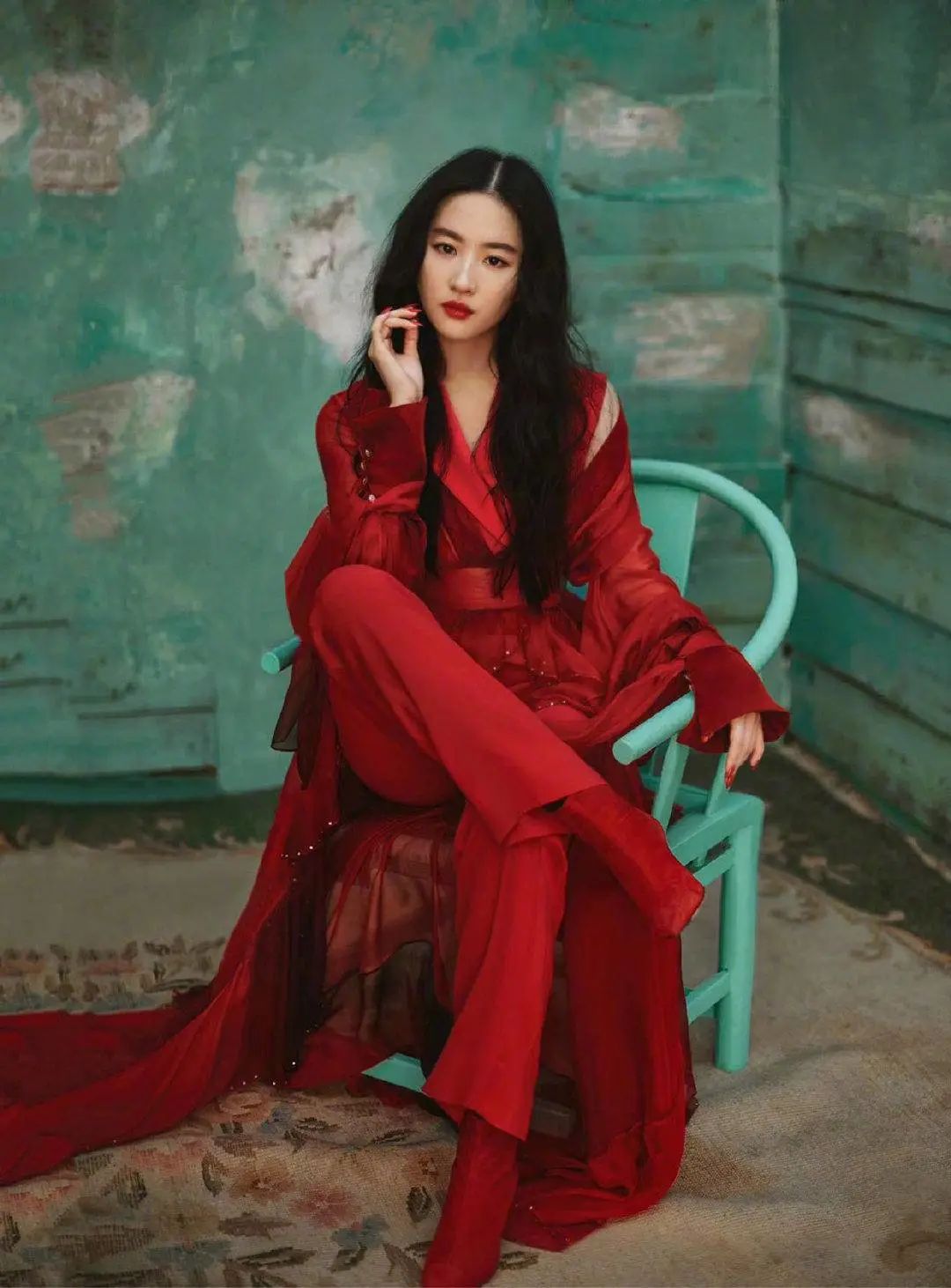 在《花木兰》媒体试映会上,刘亦菲身着红色西服外套出席活动,挺括的肩