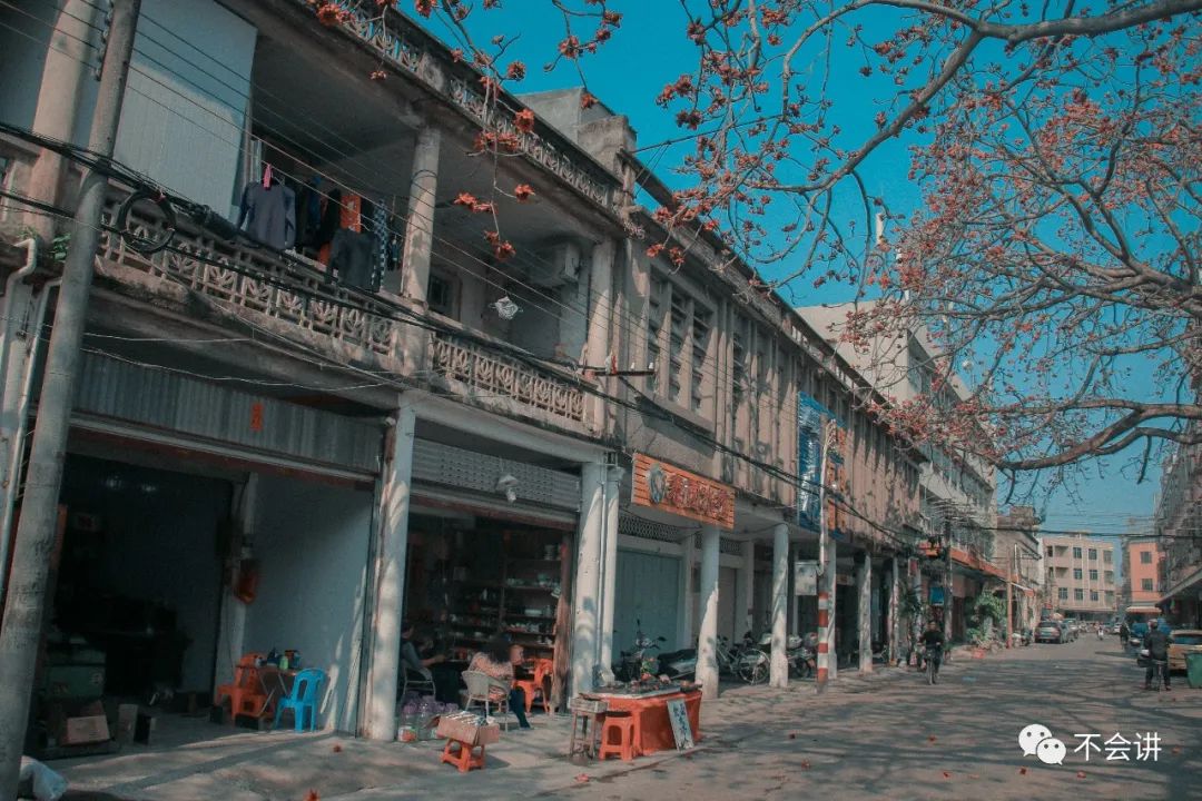 正文 位于澄海区东里镇中心街 即有家喻户晓的称号:"搬运前","东里老