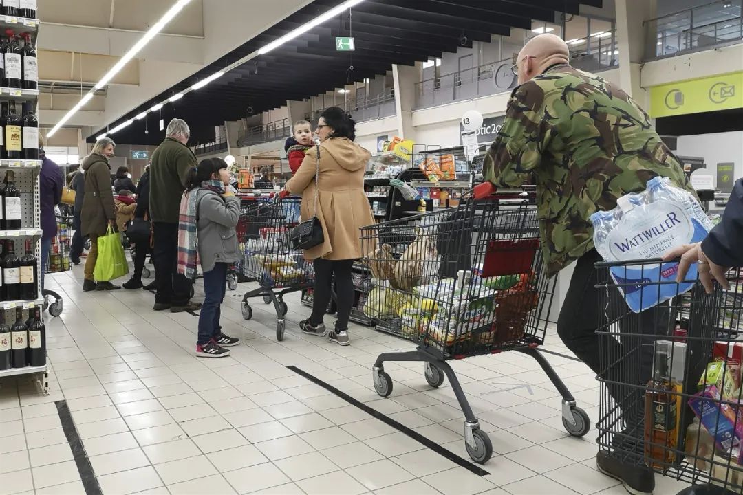 3月16日,在法国北部城市里尔,人们在超市排队结账.