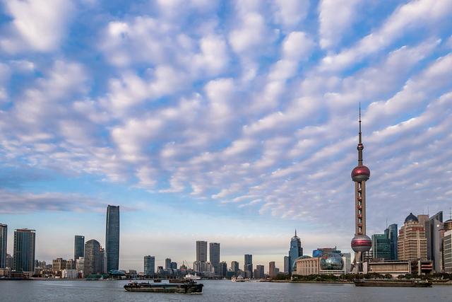 上海外滩上空现大片鱼鳞云 层层叠叠景象壮观