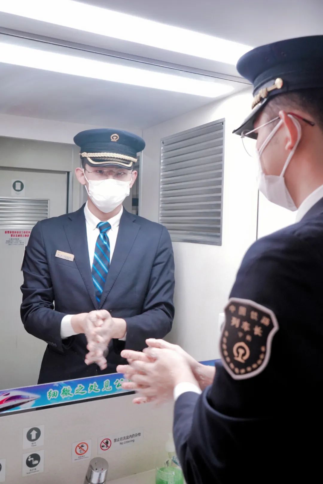 帅火遍抖音的广西列车长来了疫情发生后他义无反顾踏上开往武汉的列车