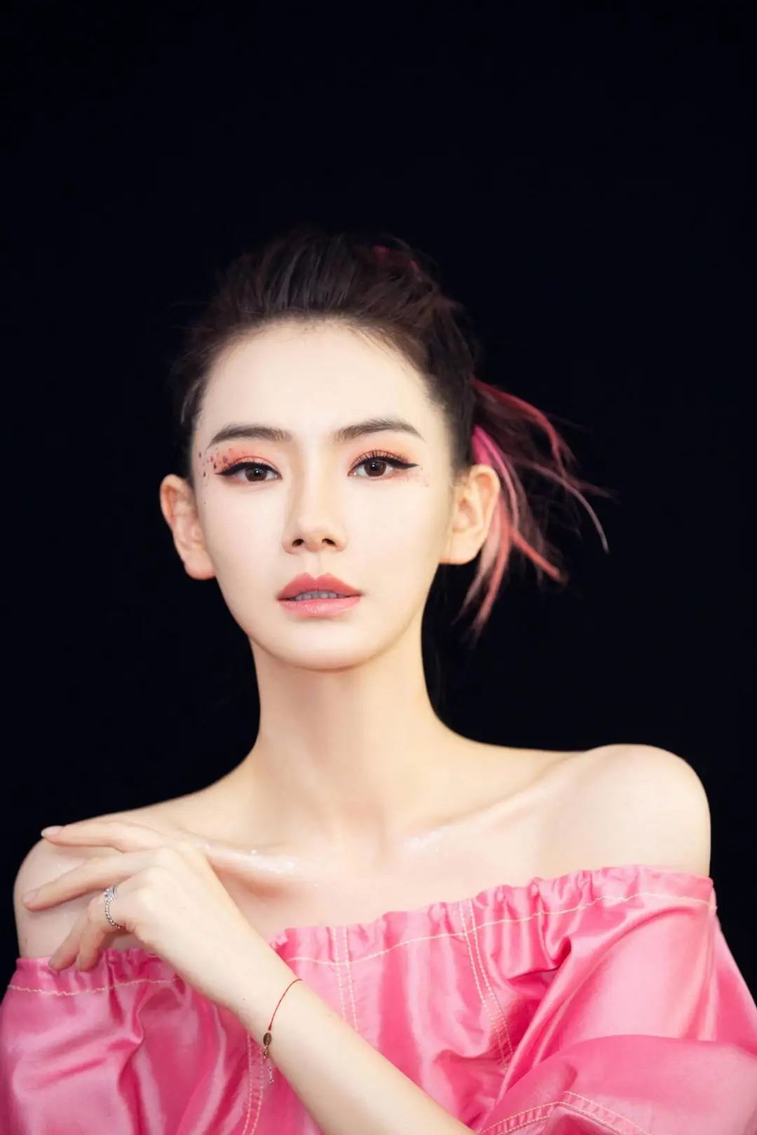 美妆博主戚薇功力大涨!妆容好看发型也要配成套,手残党有救了