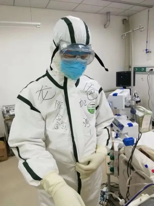 《疫情中的大庆面孔:重症病房的医生与护士》,原图是这样的:mv画面