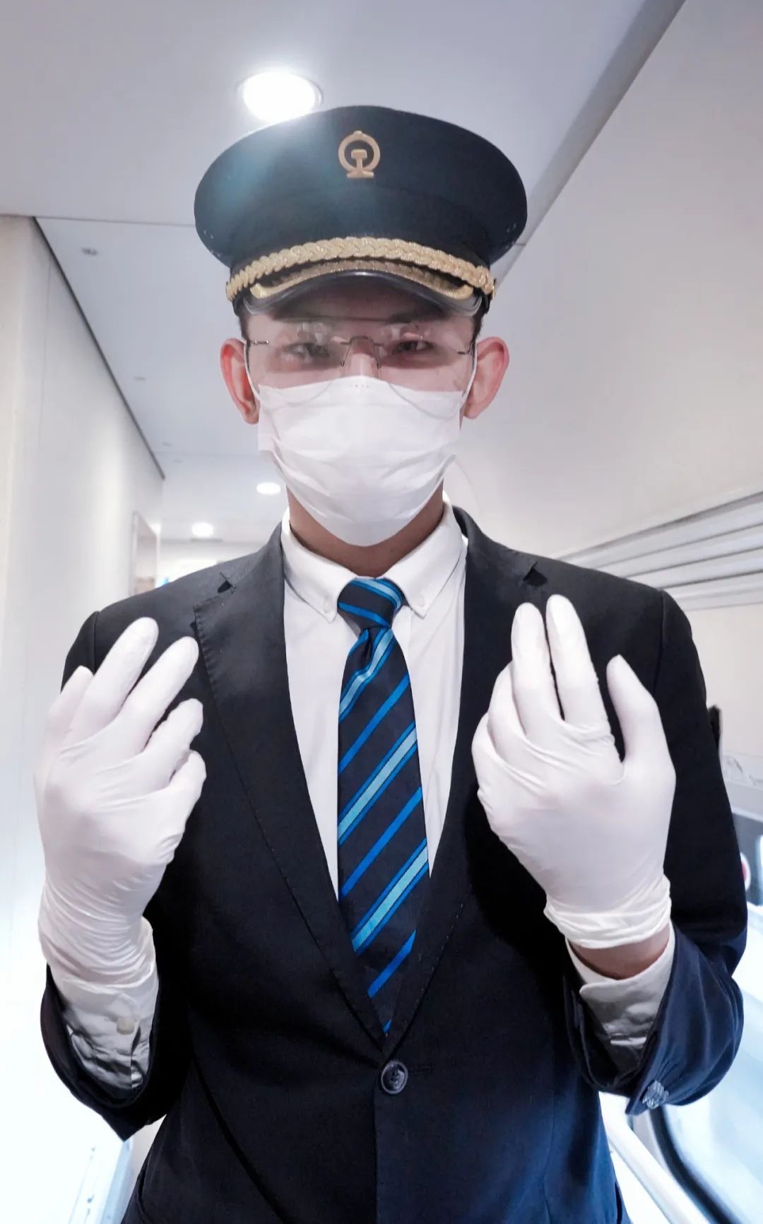 帅火遍抖音的广西列车长来了疫情发生后他义无反顾踏上开往武汉的列车