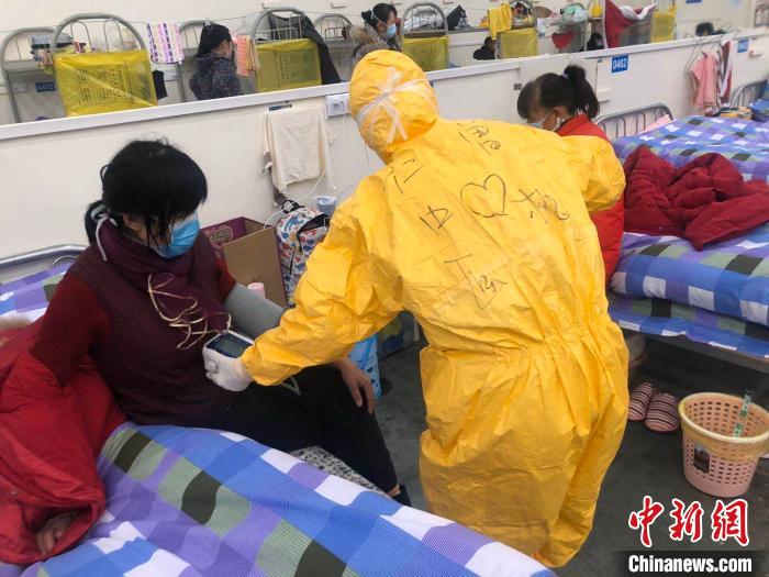 曾桃在武汉照顾患者。四川省援助湖北医疗队供图