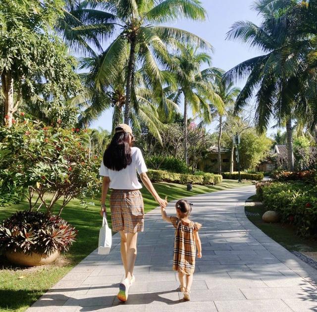 孙怡晒董子健带娃照片女儿拿手机拍爸爸嘴巴超搞笑