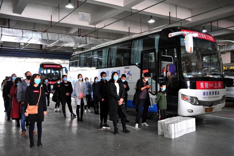 湖北夷陵区到上海，三峡移民务工返岗大巴车出发