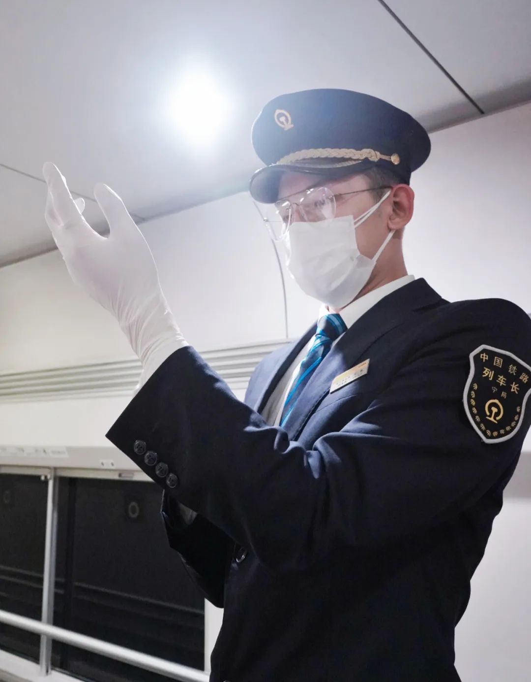 帅火遍抖音的广西列车长来了疫情发生后他义无反顾踏上开往武汉的列车