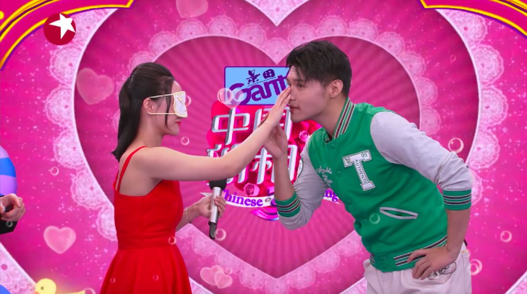 《中国新相亲》男嘉宾自爆独特爱好,女嘉宾现场要摸三人鼻梁?