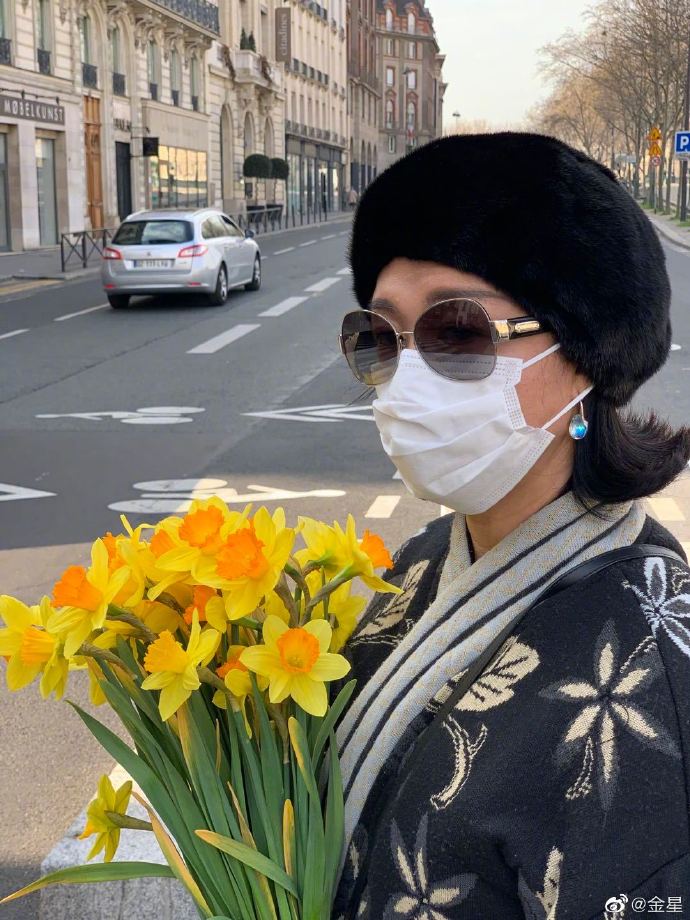 金星晒巴黎封城后生活，出门采购物资鲜花，故意反戴口罩为显年轻