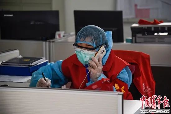  2月18日，湖北省武汉市青扬十街社区工作人员曾女士正在统计居民反馈需求。中青报·中青网见习记者 鲁冲/摄