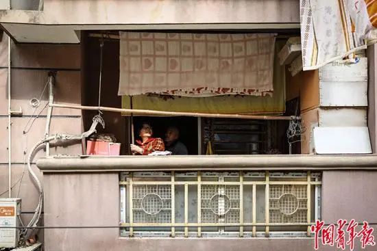  2月19日，武汉百步亭社区，两位老人在晾晒被单。中青报·中青网记者 赵迪/摄