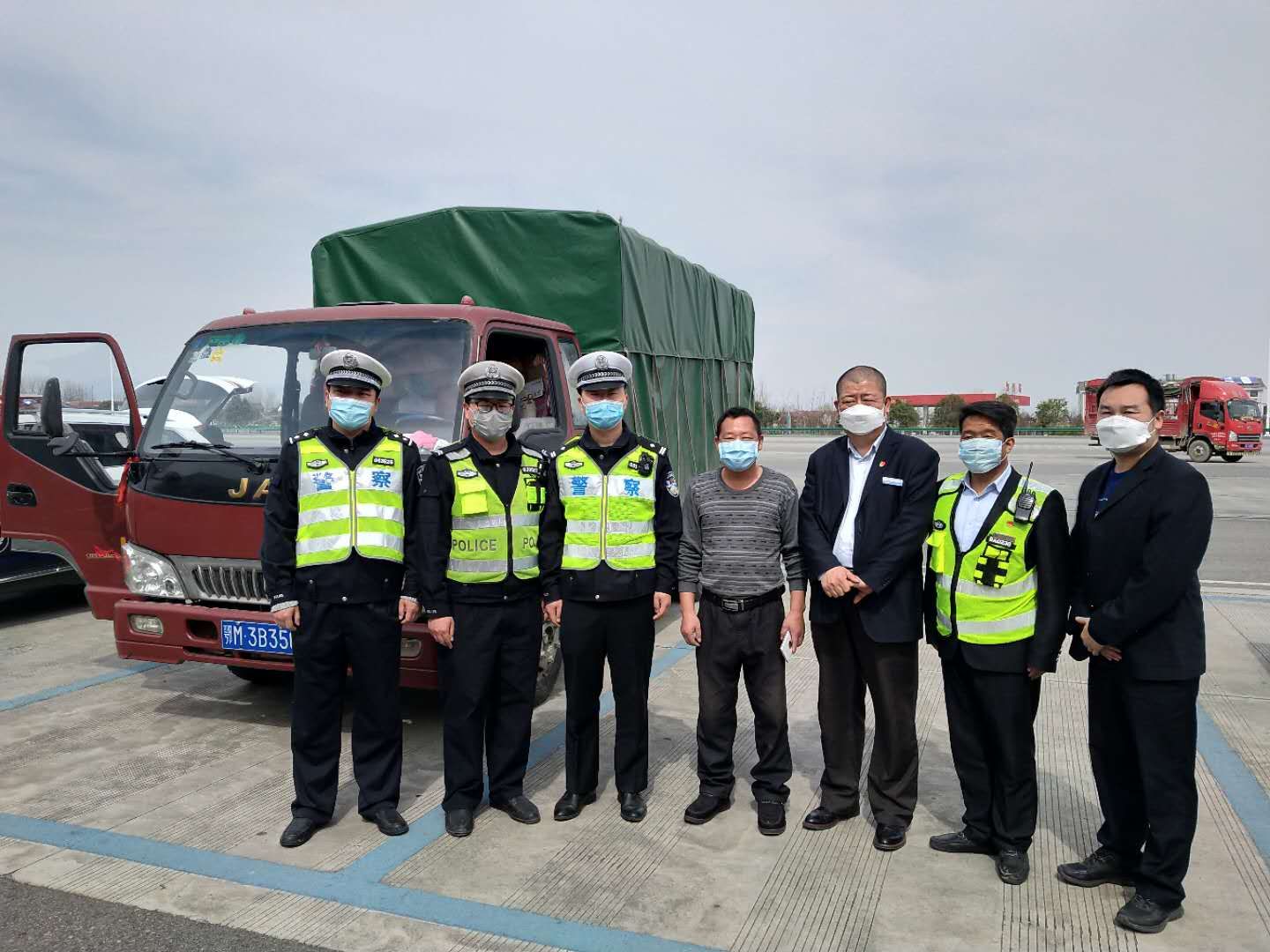 高速流浪湖北货车司机启程返乡想和家人好好聚一聚