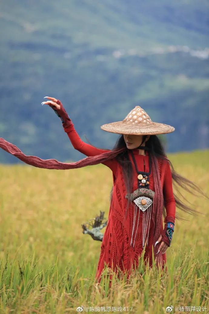 杨丽萍晒花园照,穿自己设计的衣服翩翩起舞,也太可爱了吧!