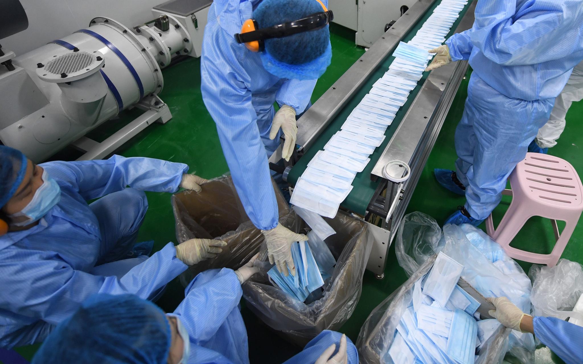 国内首台高速口罩生产设备在北京试产每分钟500只