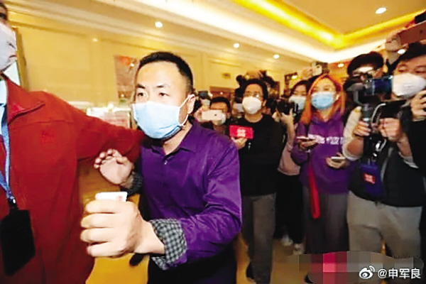 取得重大突破,申军良终于找到了被拐15年的儿子申聪,一家人得以团圆