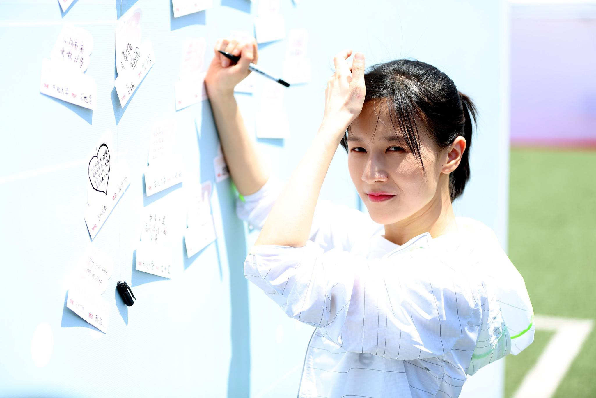 身穿白色西服黑色长裤的玲爷一抬脚便将放于台阶上的黑色帽子踢到空中